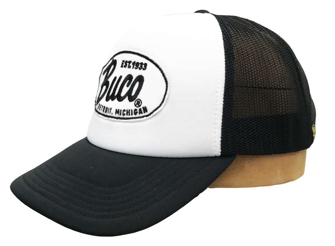 Casquette blanche trucker avec logo BUCO forme ovale blanche et noire côté