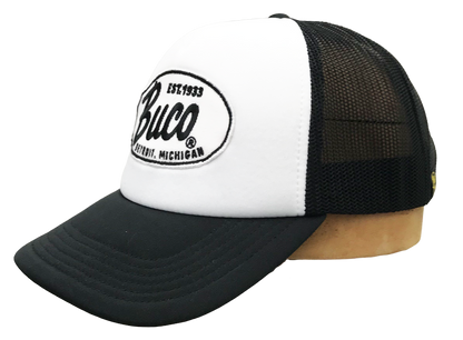 Casquette blanche trucker avec logo BUCO forme ovale blanche et noire côté