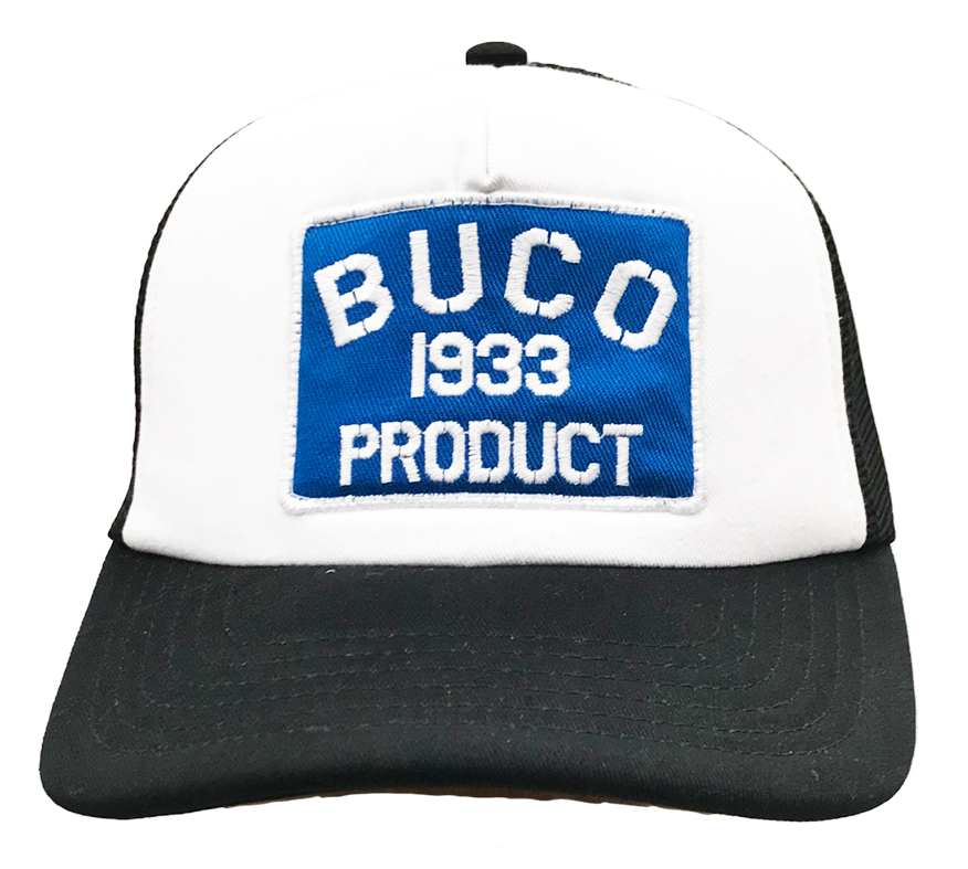 Casquette trucker blanche avec l'embleme product Buco forme rectangulaire bleu et blanc