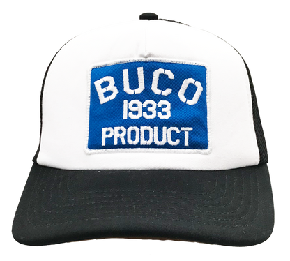 Casquette trucker blanche avec l'embleme product Buco forme rectangulaire bleu et blanc