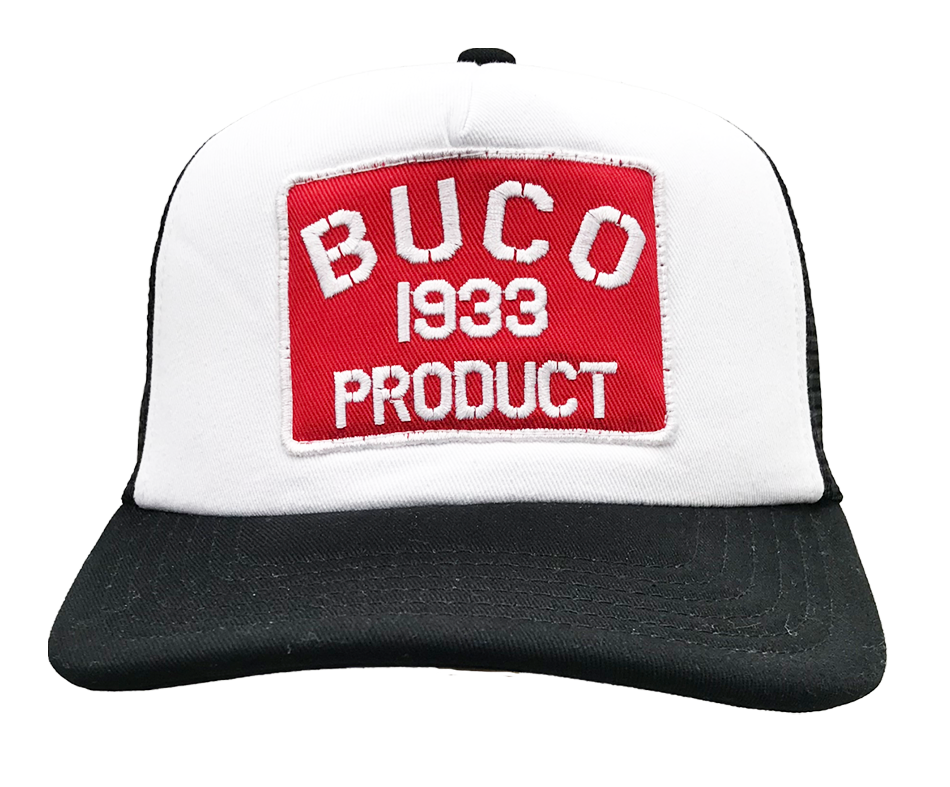 Casquette trucker blanche avec l'embleme product Buco forme rectangulaire rouge et blanc