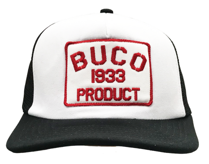 Casquette trucker blanche avec l'embleme product Buco forme rectangulaire blanc et rouge